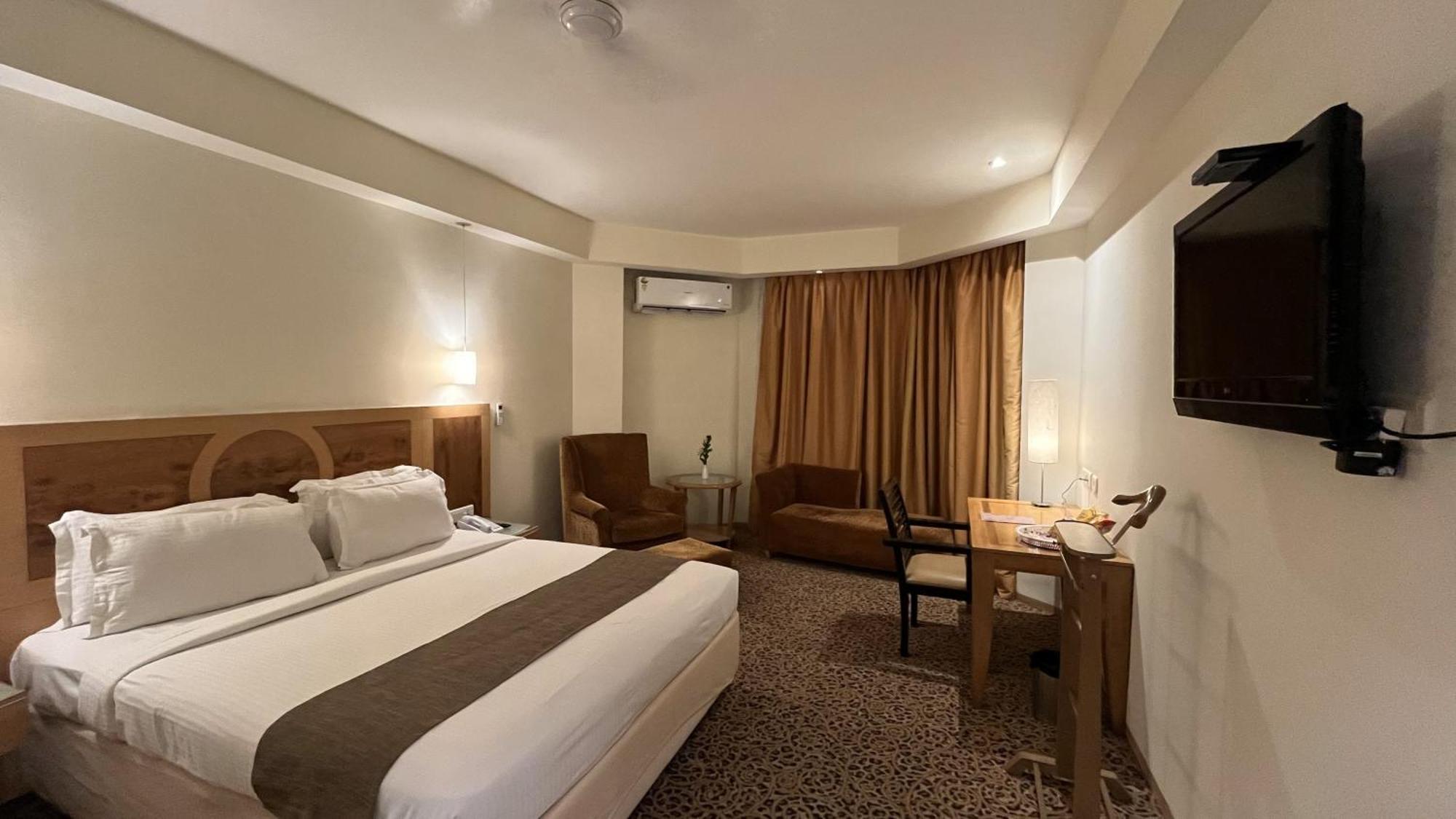 Katriya Hotel&Tower Hyderabad Exterior foto